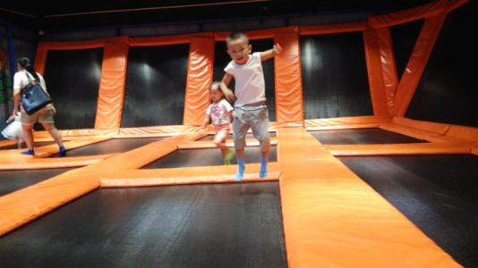 儿童蹦床.jpg 儿童蹦床.jpg